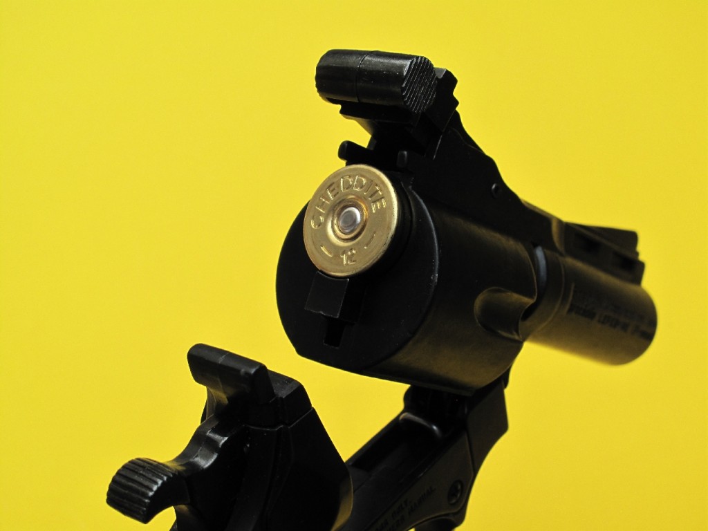 Le GC27 Luxe est un pistolet de défense monocanon qui permet de tirer les munitions de défense non létales mini Gomm-Cogne calibre 12/50, à balle (FUN TIR) ou à chevrotine en caoutchouc, mises au point par la société française SAPL (Société d'Application des Procédés Lefebvre). La version Luxe se démarque du GC27 standard par son aspect en forme de revolver et par sa platine sélective (tir en simple et double action).