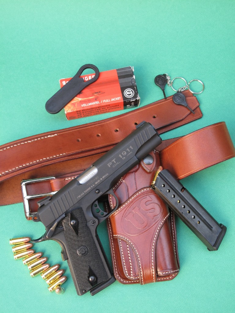 Le pistolet semi-automatique modèle PT 1911B-9 de la marque brésilienne Taurus est une copie du Colt 1911 A1 qui présente la particularité d’être intégralement réalisée en acier et chambrée en calibre 9 mm Parabellum. Il est accompagné ici d’un holster en cuir de type « Wild Bunch », créé par Gilles Bardou, patron de « La Sellerie du Thymerais ».